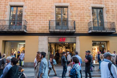 Barcelona, İspanya - 27 Mayıs 2016: H & M mağazası. H & M uluslararası bir moda perakende şirketidir..