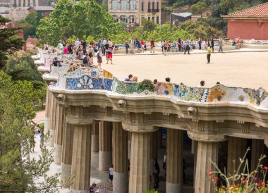 BARCELONA, İspanya - 27 Mayıs 2016: Park Guell by mimar Gaudi. Barcelonu, İspanya.