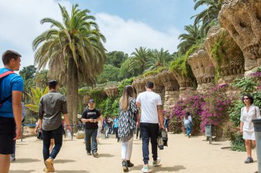BARCELONA, İspanya - 27 Mayıs 2016: Park Guell by mimar Gaudi. Barcelonu, İspanya.