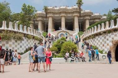 BARCELONA, İspanya - 27 Mayıs 2016: Park Guell by mimar Gaudi. Barcelonu, İspanya.