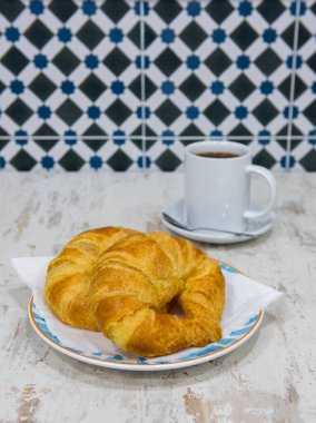 Bir fincan çayla birlikte lezzetli kruvasanlar. İspanyol kahvaltısı. 