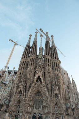 BARCELONA, İspanya - 27 Mayıs 2016: La Sagrada Familia. 19 Mart 1882 'den beri inşa edilen ve henüz tamamlanmamış olan Gaudi tarafından tasarlanan etkileyici katedral..