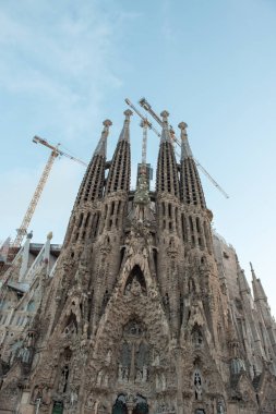 BARCELONA, İspanya - 27 Mayıs 2016: La Sagrada Familia. 19 Mart 1882 'den beri inşa edilen ve henüz tamamlanmamış olan Gaudi tarafından tasarlanan etkileyici katedral..
