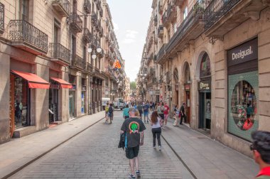 BARCELONA, İspanya - 27 Mayıs 2016: Katalonya, Barcelona, İspanya 'da Avinguda del Portal de l' Angel Caddesi. Sokak alışveriş ve yürüyüşlerle ünlüdür.. 