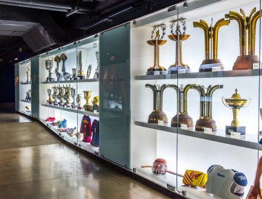 BARCELONA, İspanya - 28 Mayıs 2016: Nou Kampı 'ndaki FC Barcelona Müzesi. Müze 3,500 metrekarelik bir alanı kaplıyor ve yılda 1,2 milyon ziyaretçi çekiyor..