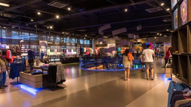 BARCELONA, İspanya - 28 Mayıs 2016: Nou Stadyumu Kampı 'ndaki FC Barcelona Resmi Mağaza.