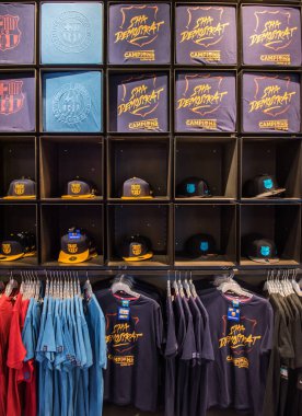 BARCELONA, İspanya - 28 Mayıs 2016: Nou Stadyumu Kampı 'ndaki FC Barcelona Resmi Mağaza.