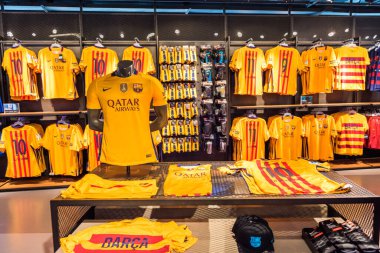BARCELONA, İspanya - 28 Mayıs 2016: Nou Stadyumu Kampı 'ndaki FC Barcelona Resmi Mağaza.