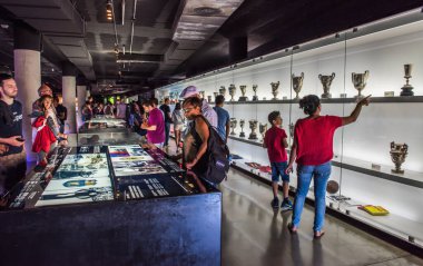 BARCELONA, İspanya - 28 Mayıs 2016: Nou Kampı 'ndaki FC Barcelona Müzesi. Müze 3,500 metrekarelik bir alanı kaplıyor ve yılda 1,2 milyon ziyaretçi çekiyor..