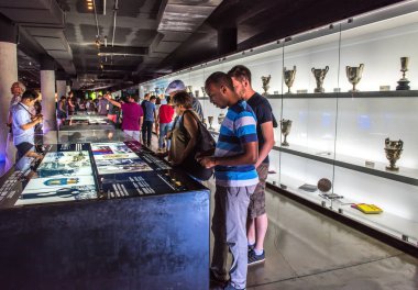 BARCELONA, İspanya - 28 Mayıs 2016: Nou Kampı 'ndaki FC Barcelona Müzesi. Müze 3,500 metrekarelik bir alanı kaplıyor ve yılda 1,2 milyon ziyaretçi çekiyor..