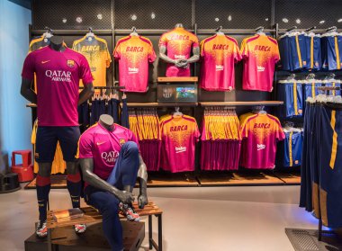 BARCELONA, İspanya - 28 Mayıs 2016: Nou Stadyumu Kampı 'ndaki FC Barcelona Resmi Mağaza.
