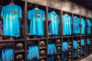 BARCELONA, İspanya - 28 Mayıs 2016: Nou Stadyumu Kampı 'ndaki FC Barcelona Resmi Mağaza.