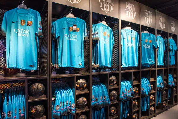 BARCELONA, İspanya - 28 Mayıs 2016: Nou Stadyumu Kampı 'ndaki FC Barcelona Resmi Mağaza.