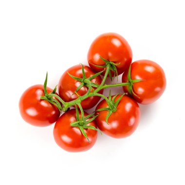 Beyaz arka planda yeşil yapraklı taze domatesler.