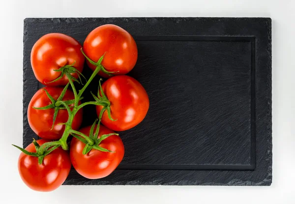 Νωπές Ντομάτες Πράσινα Φύλλα Που Απομονώνονται Μαύρο Πιάτο Σερβιρίσματος — Φωτογραφία Αρχείου