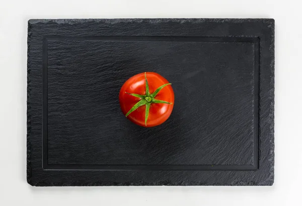 Νωπές Ντομάτες Πράσινα Φύλλα Που Απομονώνονται Μαύρο Πιάτο Σερβιρίσματος — Φωτογραφία Αρχείου