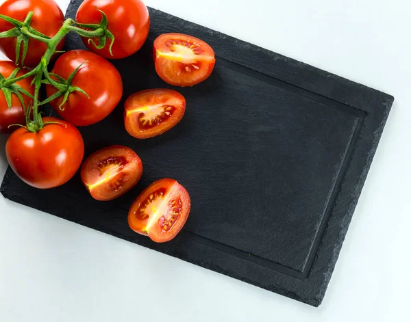 Tomates Frescos Com Folhas Verdes Isoladas Travessas Pretas — Fotografia de Stock