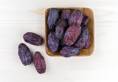 Ahşap bir arka grupta tarihler