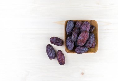 Ahşap bir arka grupta tarihler