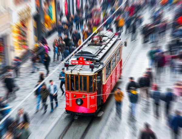 伊斯坦布尔 土耳其 2018年12月22日 伊斯坦布尔的红色怀旧电车 Taksim Istiklal街的历史电车旅游胜地塔克西姆 伊斯特克拉尔街 土耳其伊斯坦布尔Beyoglu — 图库照片