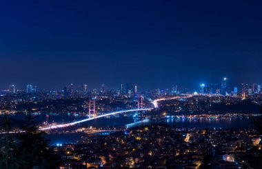 İstanbul Boğazı Köprüsü, gün batımında. 15 Temmuz Şehitler Köprüsü. Camlica Hill 'den gece görüşü. İstanbul, Türkiye.