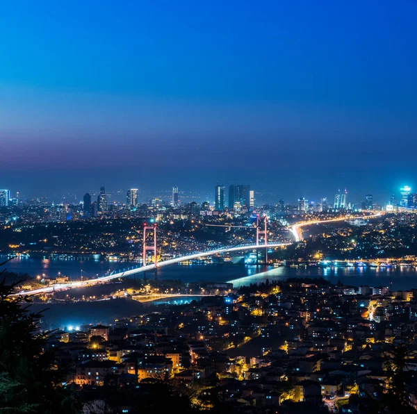Istanbul Bosporus Brücke Bei Sonnenuntergang Juli Märtyrerbrücke Nachtansicht Vom Camlica — Stockfoto