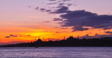 İstanbul silueti. İstanbul, Türkiye 'nin gün batımı görünümü.
