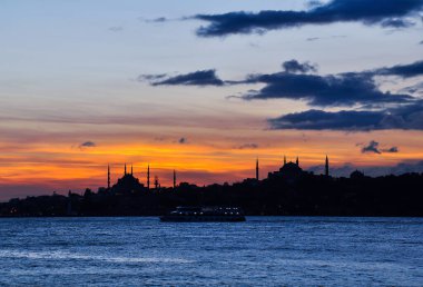 İstanbul silueti. İstanbul, Türkiye 'nin gün batımı görünümü.