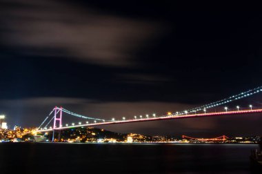 Beylerbeyi 'den İstanbul Boğaz Köprüsü (15 Temmuz Şehitler Köprüsü) manzarası. İstanbul, Türkiye.