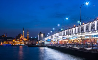 İSTANBUL, TURKEY - 12 Aralık 2015: Eminonu ve Galata Köprüsü gece görüşü. İstanbul, Türkiye