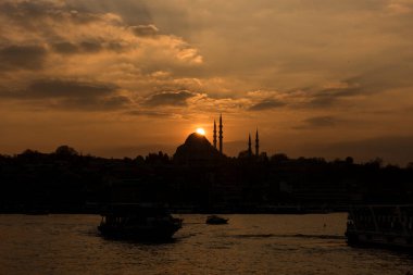 Eminonu gün batımı ve gece manzarası. İstanbul, Türkiye