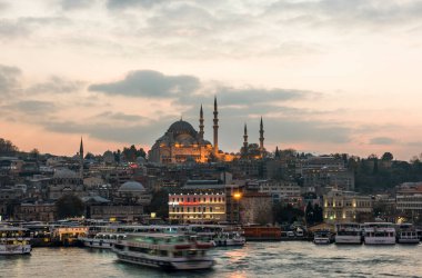 İSTANBUL, TURKEY - 12 Aralık 2015: Eminonu ve Galata Köprüsü gece görüşü. İstanbul, Türkiye
