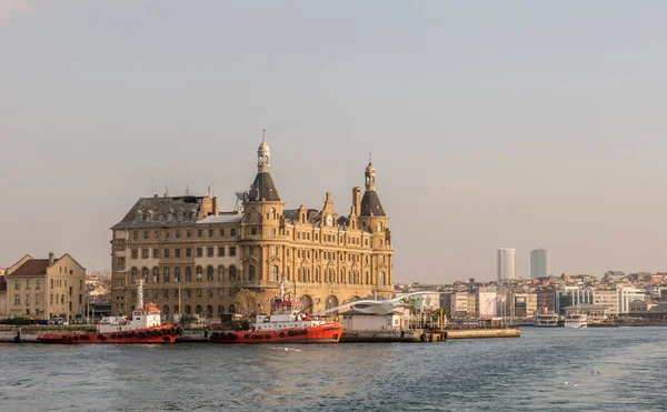 İSTANBUL, TURKEY - 18 Ocak 2015: İstanbul, Türkiye 'nin Asya kesimindeki Haydarpaşa demiryolu terminali 