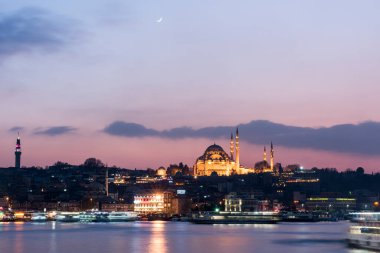 İSTANBUL, TURKEY - 12 Aralık 2015: Eminonu ve Galata Köprüsü gece görüşü. İstanbul, Türkiye
