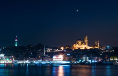 İSTANBUL, TURKEY - 12 Aralık 2015: Eminonu ve Galata Köprüsü gece görüşü. İstanbul, Türkiye