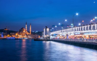 İSTANBUL, TURKEY - 12 Aralık 2015: Eminonu ve Galata Köprüsü gece görüşü. İstanbul, Türkiye