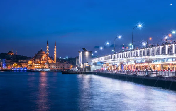 İSTANBUL, TURKEY - 12 Aralık 2015: Eminonu ve Galata Köprüsü gece görüşü. İstanbul, Türkiye
