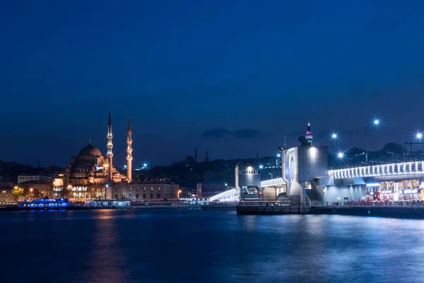 Istanbul Turquia Dezembro 2015 Eminonu Ponte Galata Vista Noturna Istambul — Fotografia de Stock