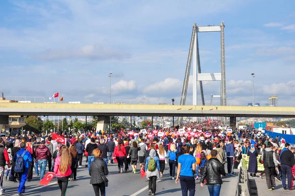 İSTANBUL - 15 Kasım: 37 Vodafone İstanbul Maratonu. Bu gerçekten kıtalararası ve benzersiz bir olay. 15 Kasım 2015 İstanbul, Türkiye.