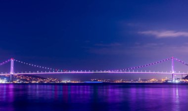 İstanbul Boğazı Köprüsü (15 Temmuz Şehitler Köprüsü) gün batımı manzaralı. İstanbul, Türkiye.