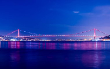 İstanbul Boğazı Köprüsü (15 Temmuz Şehitler Köprüsü) gün batımı manzaralı. İstanbul, Türkiye.