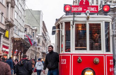 İSTANBUL, TURKEY - 31 Aralık 2015: Taksim, Beyoğlu 'nda karlı bir gün. Istiklal Caddesi 'nde nostaljik tramvay. Taksim İstiklal Caddesi İstanbul, Türkiye 'de popüler bir yer.