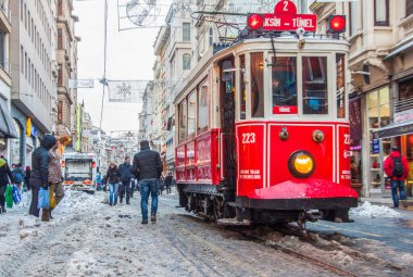 İSTANBUL, TURKEY - 31 Aralık 2015: Taksim, Beyoğlu 'nda karlı bir gün. Istiklal Caddesi 'nde nostaljik tramvay. Taksim İstiklal Caddesi İstanbul, Türkiye 'de popüler bir yer.