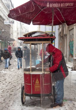 İSTANBUL, TURKEY - 31 Aralık 2015: Taksim, Beyoğlu 'nda karlı bir gün. Istiklal Caddesi 'nde nostaljik tramvay. Taksim İstiklal Caddesi İstanbul, Türkiye 'de popüler bir yer.