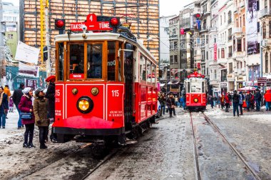 İSTANBUL, TURKEY - 31 Aralık 2015: Taksim, Beyoğlu 'nda karlı bir gün. Istiklal Caddesi 'nde nostaljik tramvay. Taksim İstiklal Caddesi İstanbul, Türkiye 'de popüler bir yer.