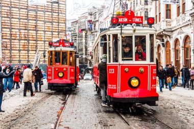 İSTANBUL, TURKEY - 31 Aralık 2015: Taksim, Beyoğlu 'nda karlı bir gün. Istiklal Caddesi 'nde nostaljik tramvay. Taksim İstiklal Caddesi İstanbul, Türkiye 'de popüler bir yer.