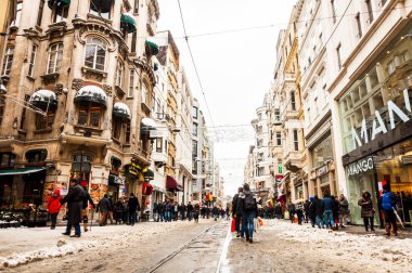 İSTANBUL, TURKEY - 31 Aralık 2015: Taksim, Beyoğlu 'nda karlı bir gün. Istiklal Caddesi 'nde nostaljik tramvay. Taksim İstiklal Caddesi İstanbul, Türkiye 'de popüler bir yer.