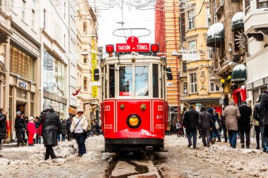 İSTANBUL, TURKEY - 31 Aralık 2015: Taksim, Beyoğlu 'nda karlı bir gün. Istiklal Caddesi 'nde nostaljik tramvay. Taksim İstiklal Caddesi İstanbul, Türkiye 'de popüler bir yer.