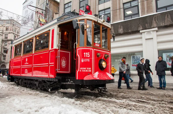 Istanbul Türkei Dezember 2015 Schneetag Taksim Beyoglu Nostalgische Straßenbahn Der — Stockfoto