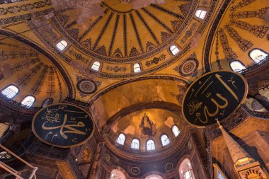 İSTANBUL - 26 Kasım 2016: İstanbul, Türkiye 'de Ayasofya (Ayasofya) iç kesimi. Ayasofya bir Yunan Ortodoks Hıristiyan ataerkil bazilikası, daha sonra bir imparatorluk camisi ve şimdi de bir müze..